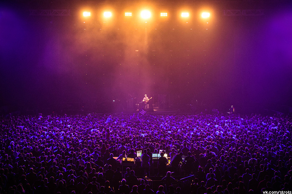 Концерт д д т. ДДТ концерт. Вид со сцены на зрителей. Концерт ДДТ 1993. Концерты ДДТ В Киеве 2015.
