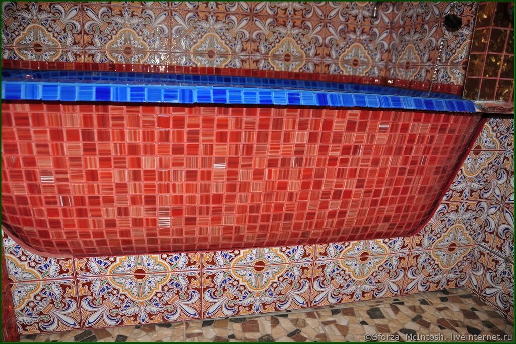 Чем можно обклеить ванну. Ванная обклеенная мозаикой. Обклеить ванну мозаикой. Мозаика на чугунную ванну. Мозаика на ванну снаружи.