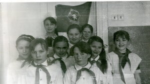 8 марта 1985г. - девочки нашего класса. В своем классе. (Добавлено Эля)