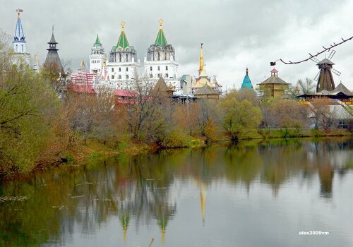 Деревья, пруд и Кремль