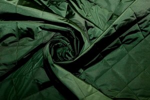 КТ104 остаток 1,95м  750руб-м  Двусторонняя стеганая курточная ткань на тинсулейте,цвет темно-зеленый с оттенком хаки,ткань тонкая,легкая,пластичная,для курток, легких пальто,жилетов,шир.1,55м,пэ 100%.JPG