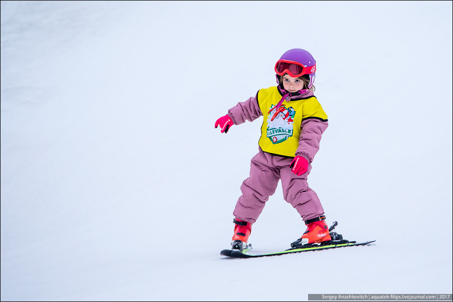 Норвежские дети на лыжах