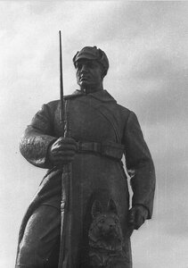 Статуя пограничника возле Центрального павильона «СССР»
