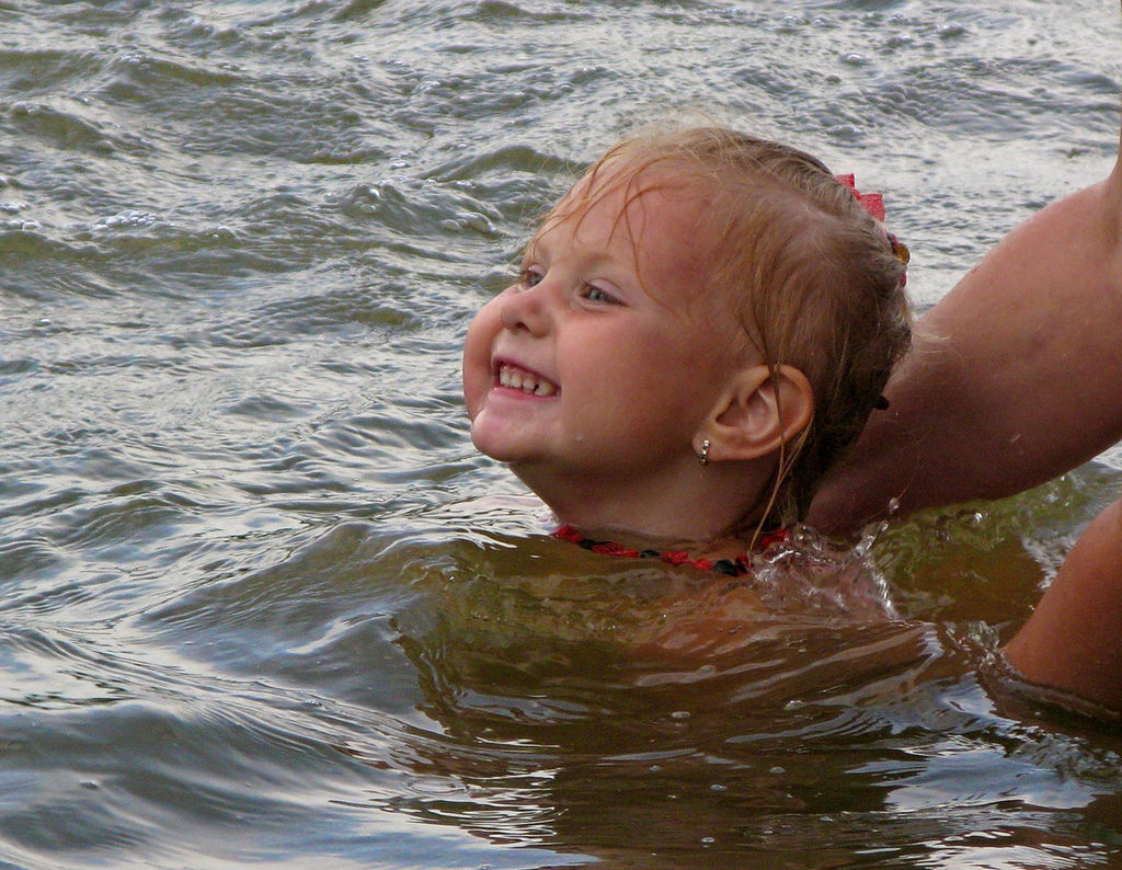 Девочка 12 лет купается. Купание девочек. Дети 5 6 лет купаются. Причёска на речку для купания. Дети 7 лет купаются.
