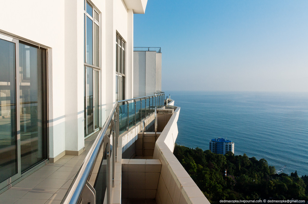 Купить б у в сочи. Королевский парк Сочи. Многоэтажный дом с видом на море. Квартира с видом на море. Вид на море с балкона.