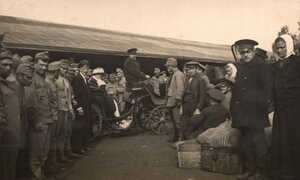 Встреча беженцев на железнодорожном вокзале. 1915