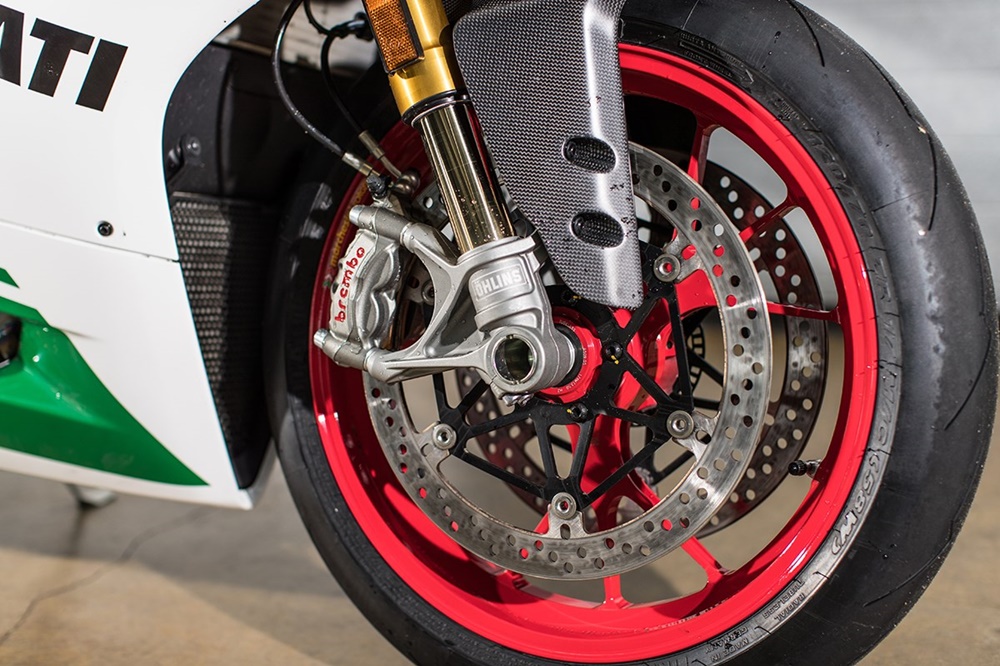 Ducati Panigale R Final Edition vs Honda Fireblade SP2 (фото)