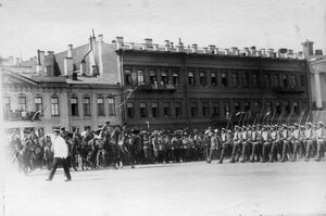Потешные проходят церемониальным маршем перед Николаем II и свитой.