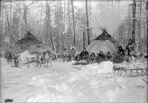 Ламуты в лагере возле палаток и оленей, Яропольская ярмарка, Марково, Сибирь, 1901
