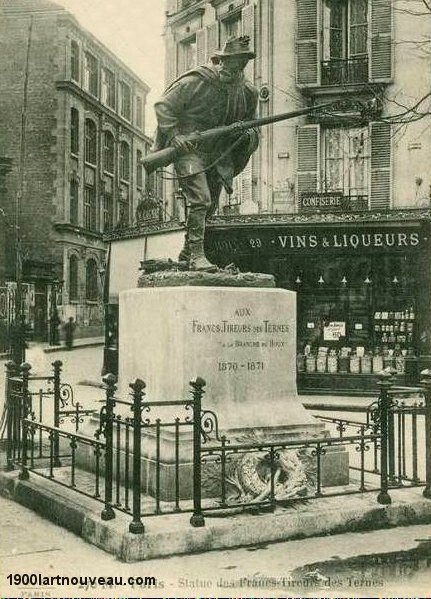 Париж. Памятник уничтожен.