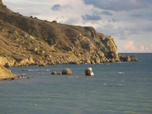 Скалистый берег мыса Меганом в Крыму