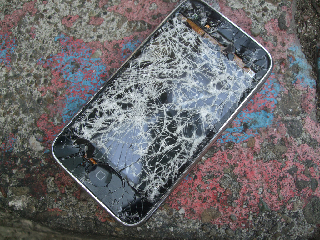 Сломанный смартфон. Сломанный айфон. Разбитые телефоны. Разбитые айфоны. Разбивания телефонов