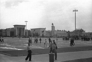 Юго-западная сторона Площади колхозов. Павильоны Азербайджанской ССР, Поволжья и Белорусской ССР