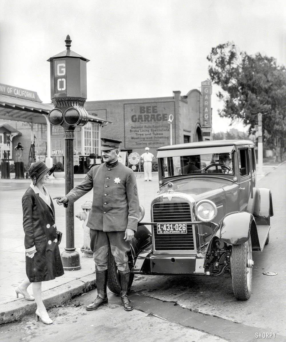 На пешеходном переходе (1927 год)