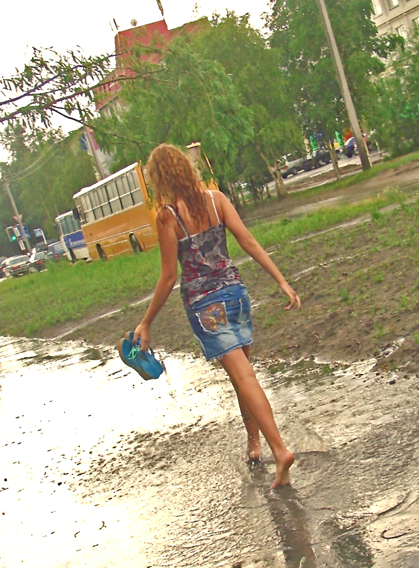 Песня девочка шагает. Босиком по городу. Босиком в дождь. Девушка гуляет босиком. Девушка босиком по городу.