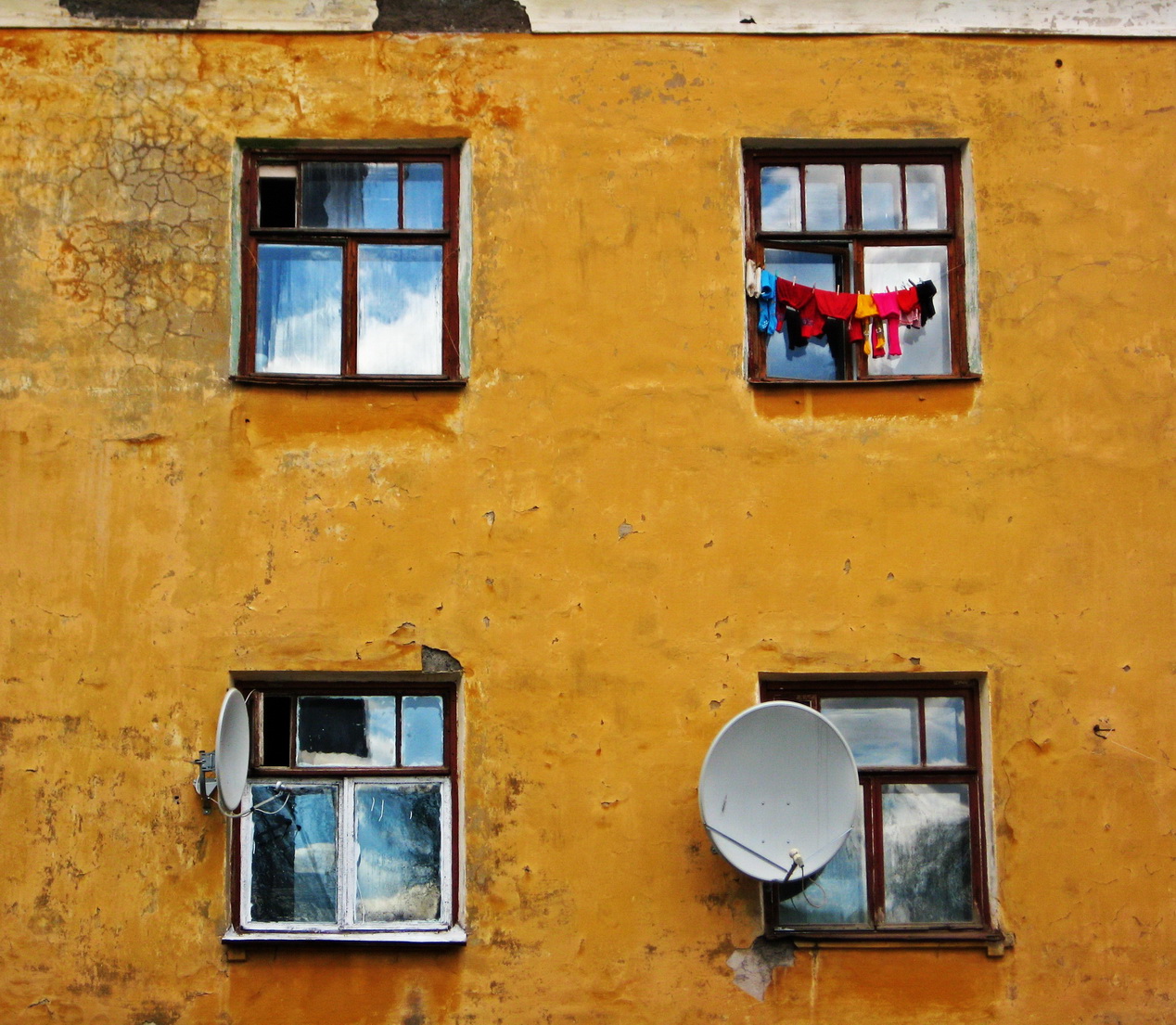 Жизнью в окнах живут дома. Окно жизни. Фотографии окна с улицы. Взгляд из окна Пермь.
