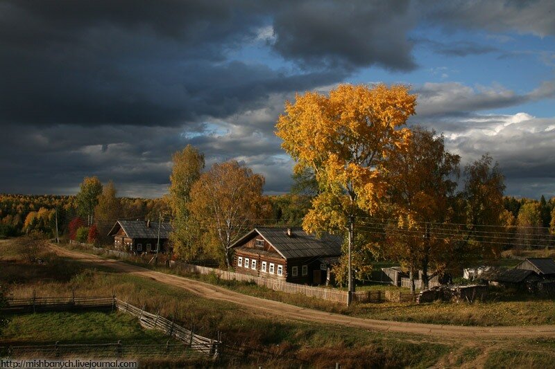 Моя деревня мой дом родной. Осень деревня Зенькино. Осенняя глубинка село деревня. Русский Север деревня осень. Поздняя осень в деревне.