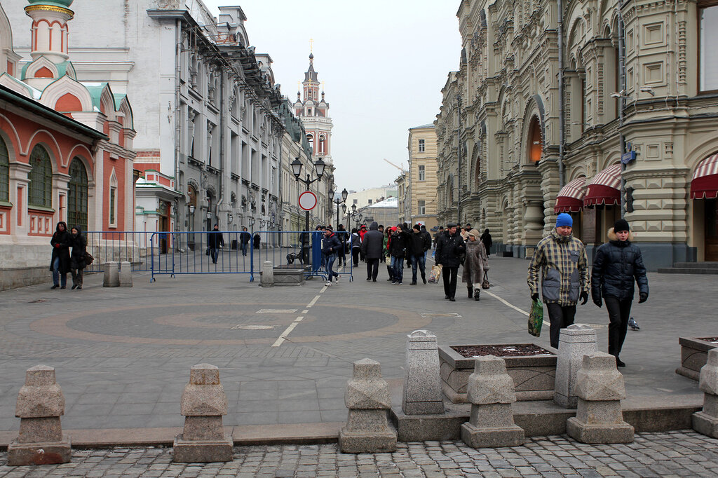 Пешеходная улица площадь. Пешеходная зона Адмирала Фокина. Пешеходные зоны Никольская улица. Пешеходная улица около красной площади. Пешеходные зоны в центре Москвы.