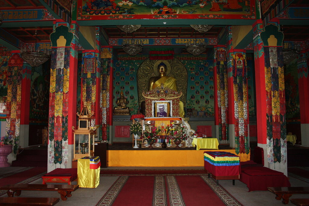 Внутреннее убранство православного и буддийского храма