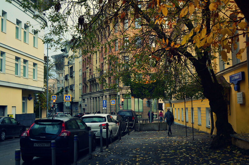 Улица вторая часть. Зеленые улицы города. Осенняя стрит фотосессия в Москве. Денежный переулок. Городская улица 9.