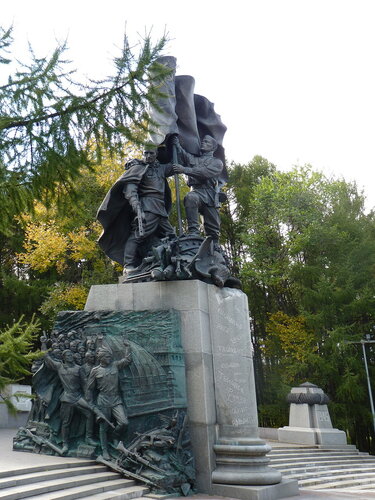 Парк Победы..Памятник «В борьбе против фашизма были вместе мы»