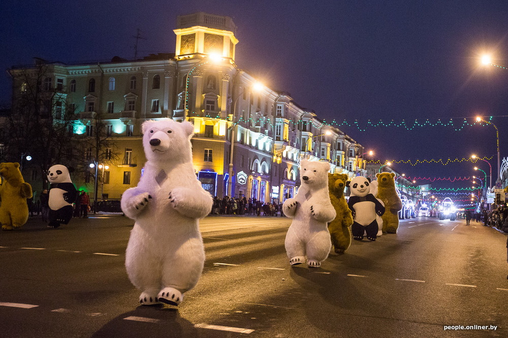 Предновогодний парад в Минске Дедов, Минска, Морозов, субботу, медведи, медведями, Морозы, улицам, центральным, очевидно, радовались, панды, огромные, белые, точно, вышагивали, весело, центру, Вместе, Победителей