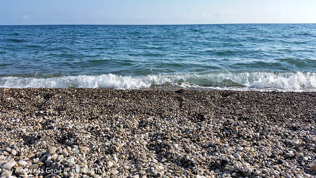 галечный пляж на Черном море в Абхазии