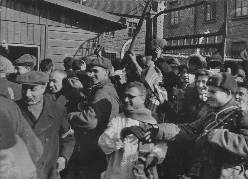 Заключенные концлагеря Освенцим (Аушвиц 1) приветствуют своих освободителей - солдат Красной Армии