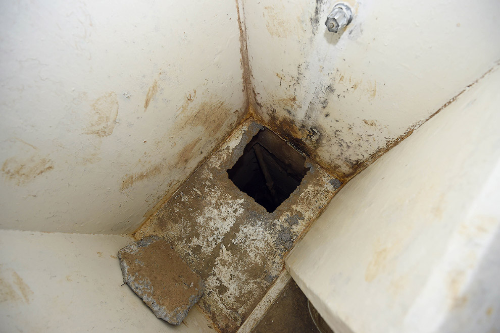   5. В полу душевой «кабины» находится лаз в подземный тоннель. (Фото Edgard Garrido | Reuters):