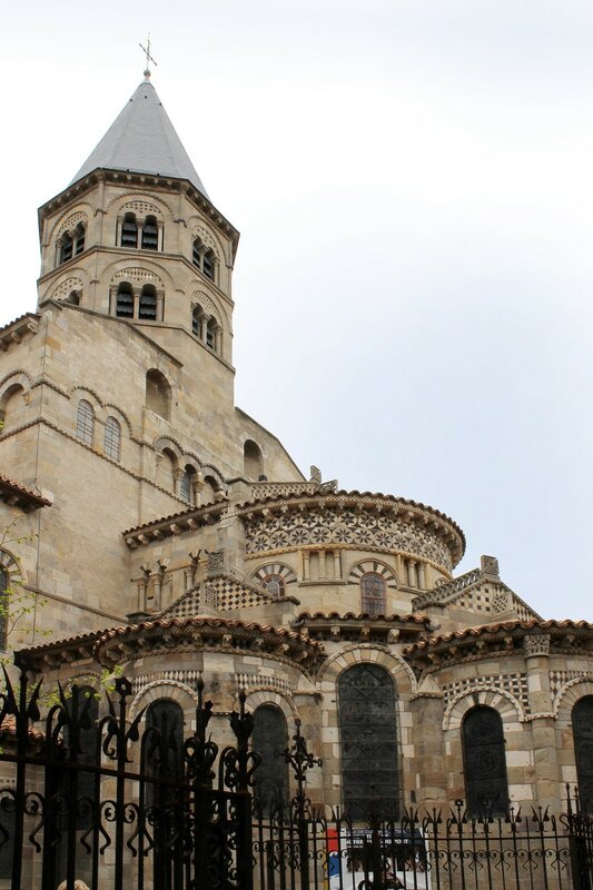 Clermont-Ferrand. Basilique Notre-Dame-du-Port)