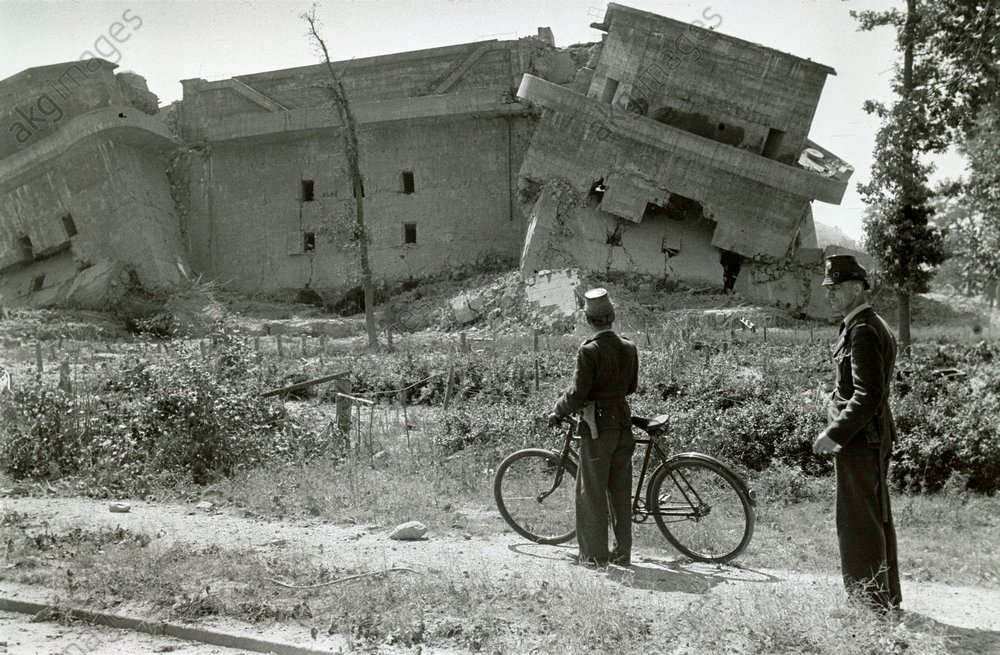 Sprengung des Bunkers am Zoo/Foto 1948 - -