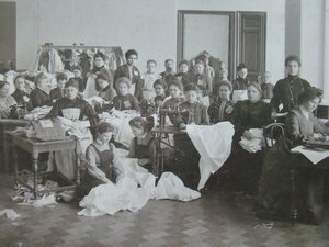 1910. Благородный дамский комитет по пошивке белья для армии за работой