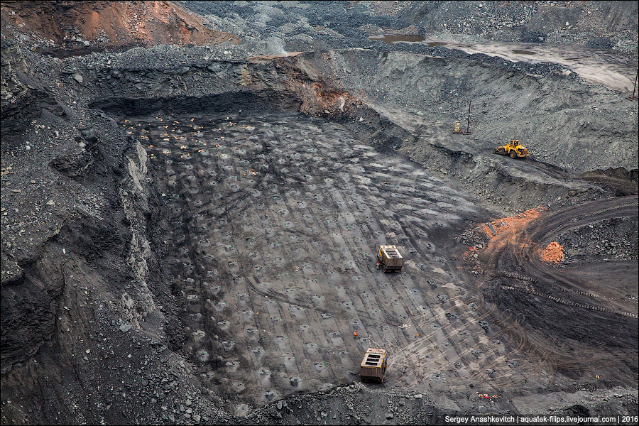 Использование вскрышных пород. Угольно добывающий карьер Хакасия. Угольный пласт. Угольный пласт в разрезе. Карьерная добыча угля.