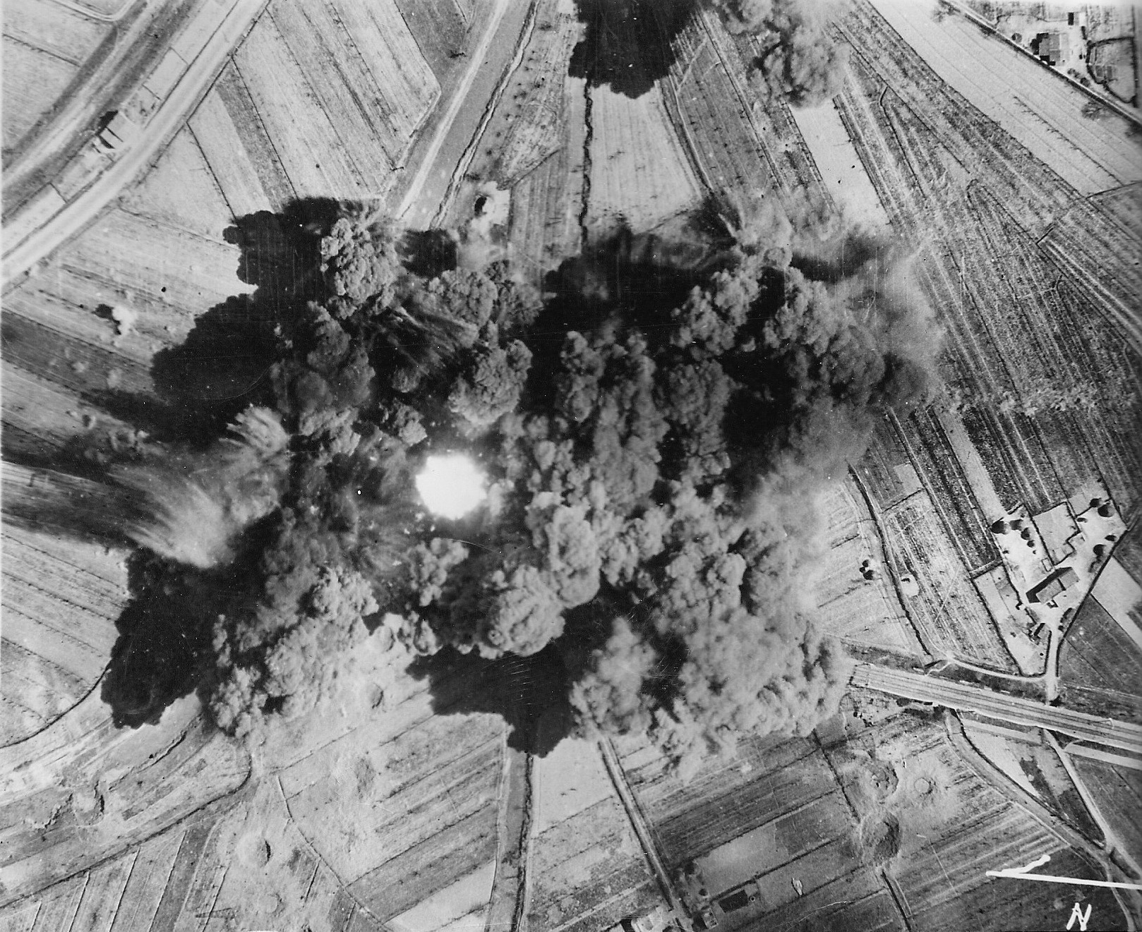 Ракета после взрыва. Снимки второй мировой войны бомбометания. Немецкая бомбардировка. Немецкая бомбежка. Ковровая ядерная бомбардировка.