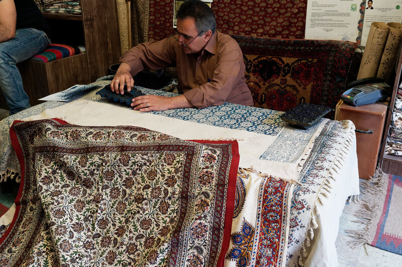 Исфахан. Мастер каламкаров - штампованных вручную скатертей.