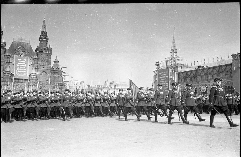 Где проходил парад 41. Парад на красной площади 7 ноября 1941. Парад Победы 1951. Военный парад на 1 мая в Москве после войны 1941-1945. Парад Победы 1941 в Москве.