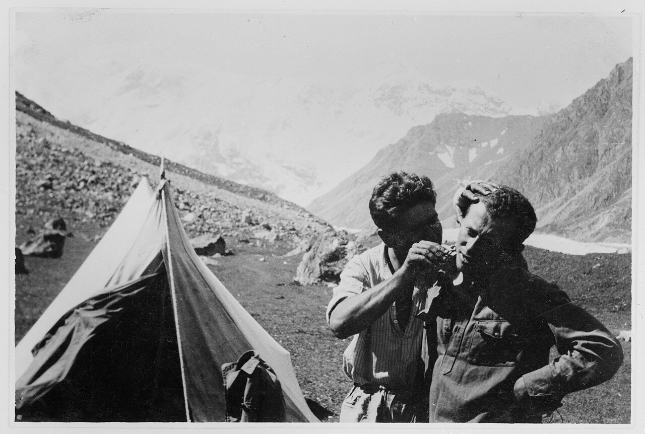 14 августа. Группа II. Стационарный лагерь на альпийском лугу Миссес-Кош (2450 м) возле глетчера Безенги в долине Черека Хуламского. Небольшая операция (справа Вальтер Зальфельд)