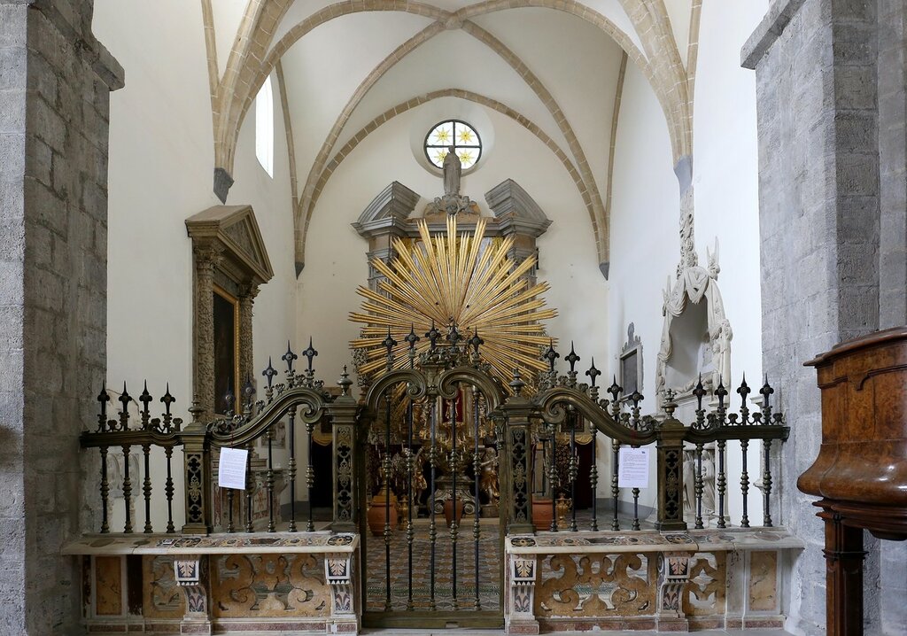 San Domenico Maggiore church. Naples. Интерьеры