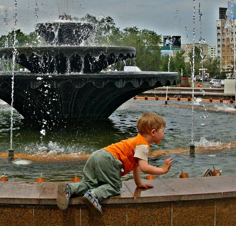 Песня где фонтан. Мальчик в фонтане. Мальчик фонтанчик. Парки с фонтанами для детей. Детишки фонтан.