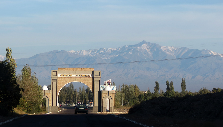 Дом исфара. Исфара горы. Канибадам Таджикистан горы. Таджикистан Исфара горы. Горы Канибадама.