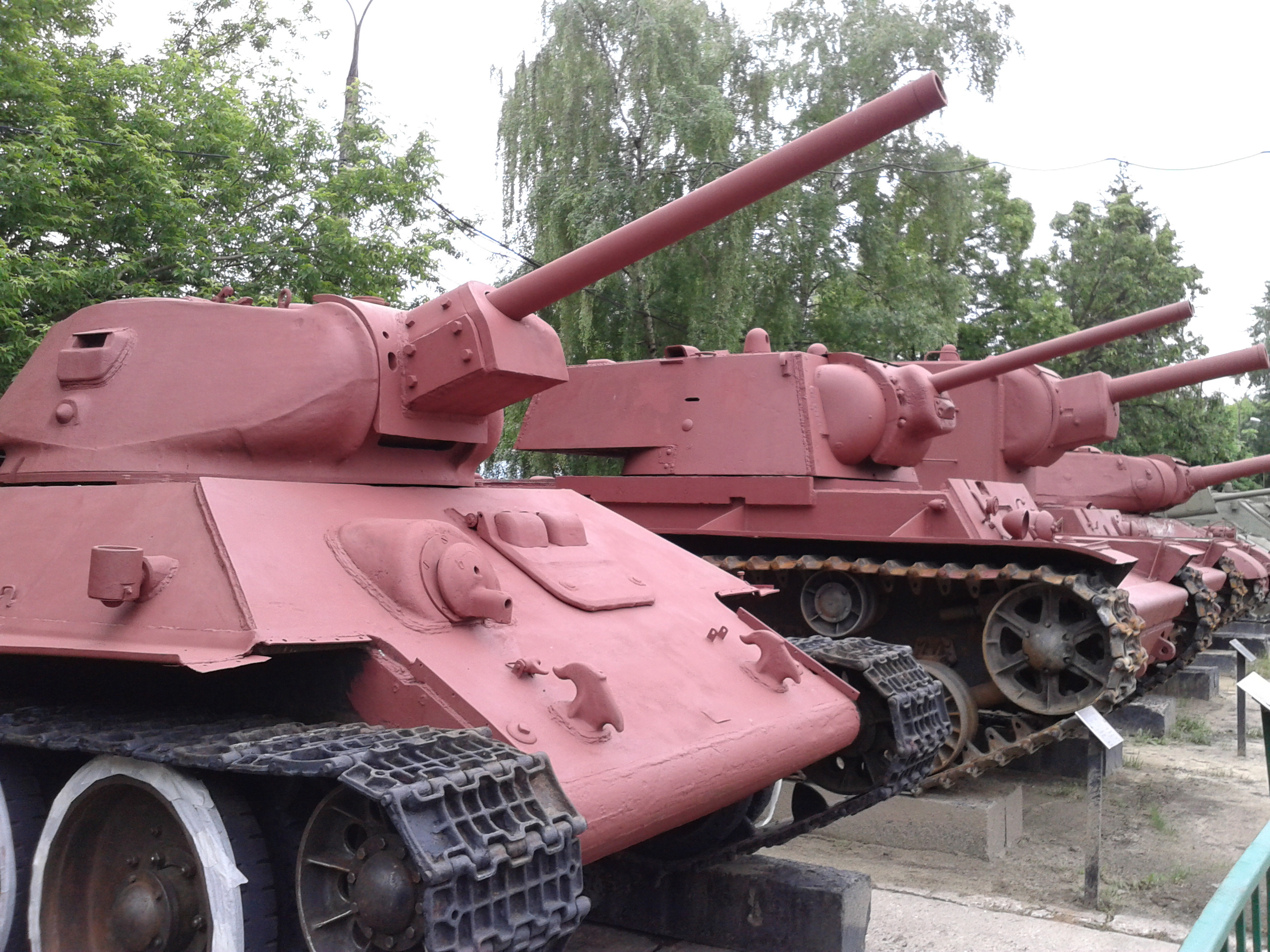 Т 34 ис. Розовый ИС 2 Прага. Розовый танк ИС-2 В Чехии. Розовый ИС 2. Розовый т 34.