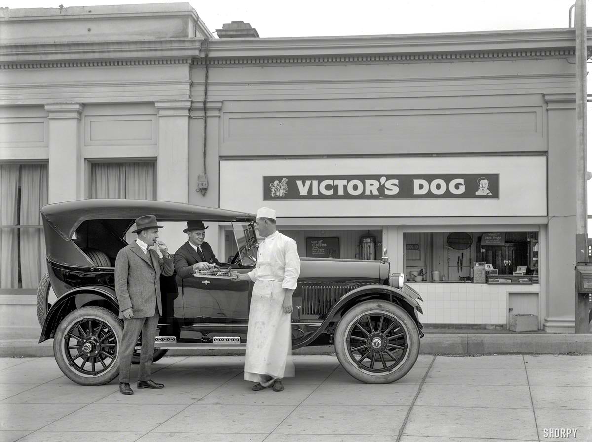 Не выходя из автомобиля: У кафе быстрого обслуживания (1923 год)