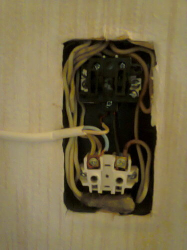 Вызов электрика аварийной службы в квартиру из-за неисправности проходной розетки и нестабильной работы кухонного освещения
