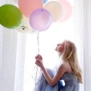 девушка с воздушными шариками