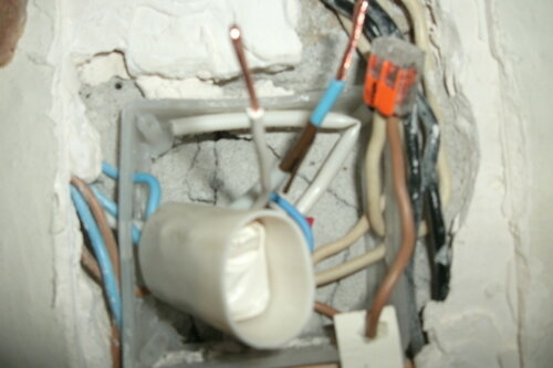 Протяжка кабелей, сборка распределительных коробок, подключение и установка розеток в квартире