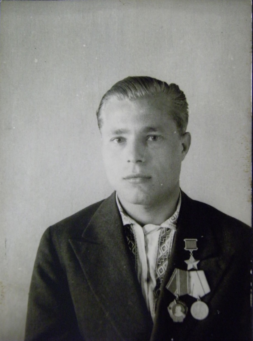 8 Александр Елисеевич Кривец (1919 — 1992), командир партизанского отряда имени Щорса, Герой Советского Союза.jpg