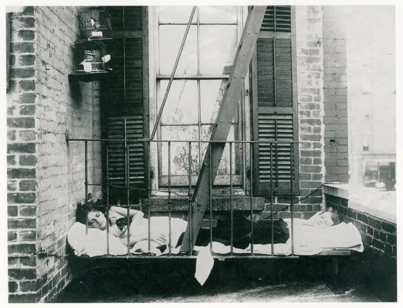 Philipp Kester - Brown Brothers, Nachtlager auf einem Mietshausbalkon im Tenement-Viertel waehrend der Hitzenwelle in NY, um 1905