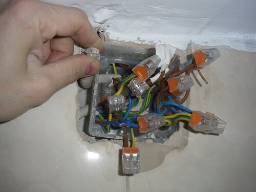 Вызов электрика аварийной службы в квартиру из-за срабатывания дифференциального автомата при включении света в ванной