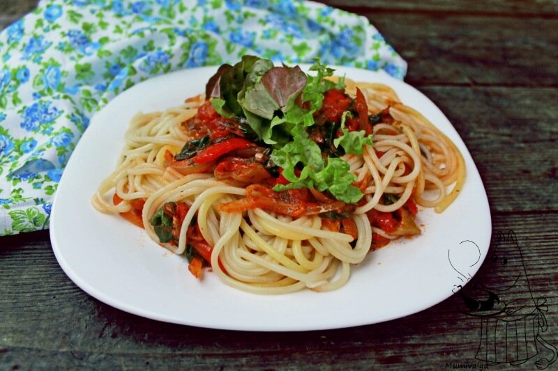Спагетти с перцем. Спагетти с помидорами и зеленью. Порция спагетти.