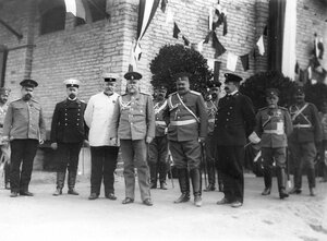 Группа  офицеров  наблюдает за маршем лейб-гвардии Атаманского его императорского высочества государя наследника цесаревича полка.